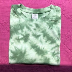 Tye-die cropped shirt.